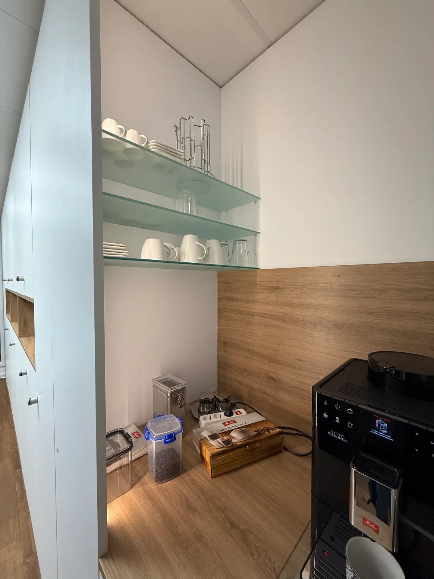 Pfaff Mahnke gewerbliches Objekt Wandschrank mit Beleuchtung